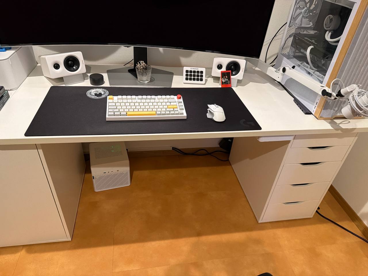 Primary desk furniture layout